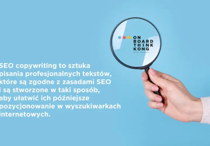 Dłoń z lupą bada tekst o SEO copywriting, podkreślając jego znaczenie dla pozycjonowania w wyszukiwarkach.