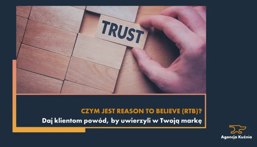 Dłoń układa kostkę z napisem "TRUST". To kluczowy element marketingu, dający klientom reason to believe w Twoją markę.
