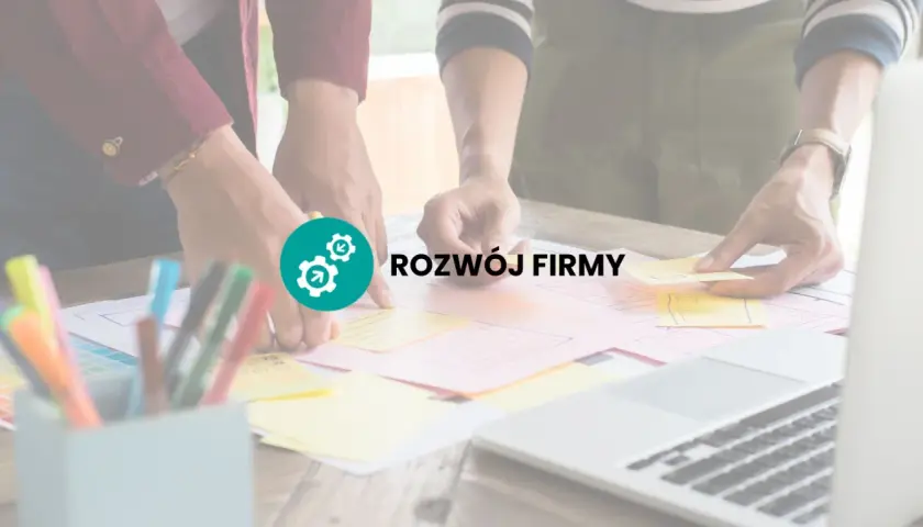 Zespół planuje rozwój firmy, tworząc makiety na stole.