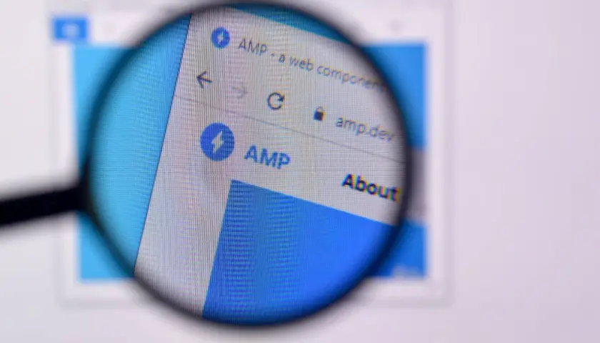 Powiększony ekran z napisem "AMP - a web component" i ikoną pioruna. Strona amp.dev wyjaśnia, amp co to jest.