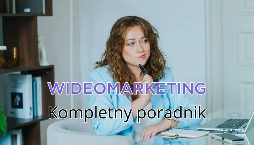 Kobieta z długopisem zastanawia się nad strategią videomarketingu. Na biurku laptop i notatnik.