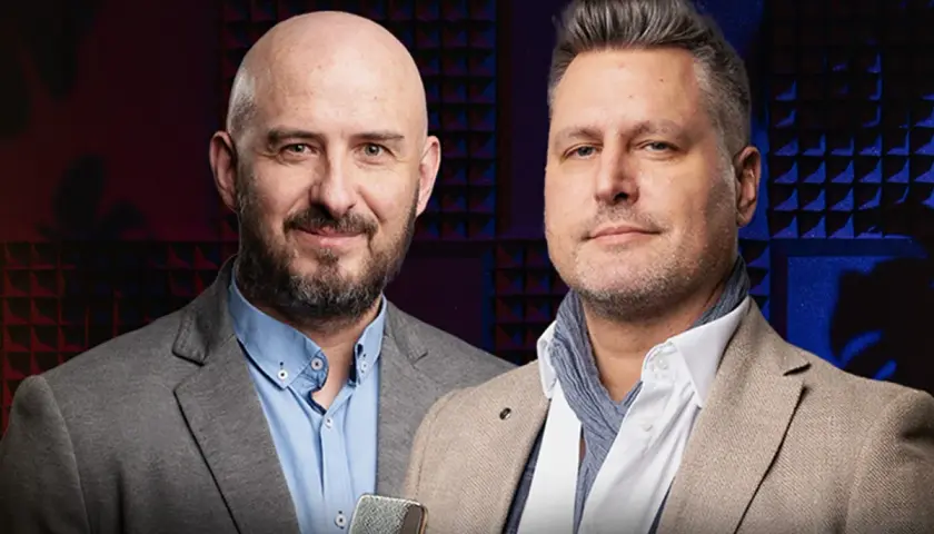 Dwóch mężczyzn w eleganckich marynarkach, gotowych do dyskusji o business intelligence.