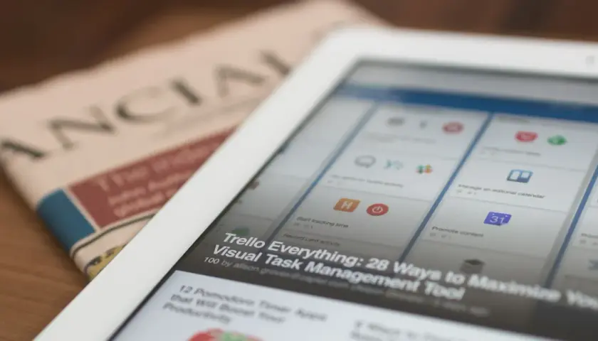 Gazeta "Financial Times" obok tabletu z artykułem "Trello Everything: 28 Ways to Maximize Your Workflow". Czy to click bait?