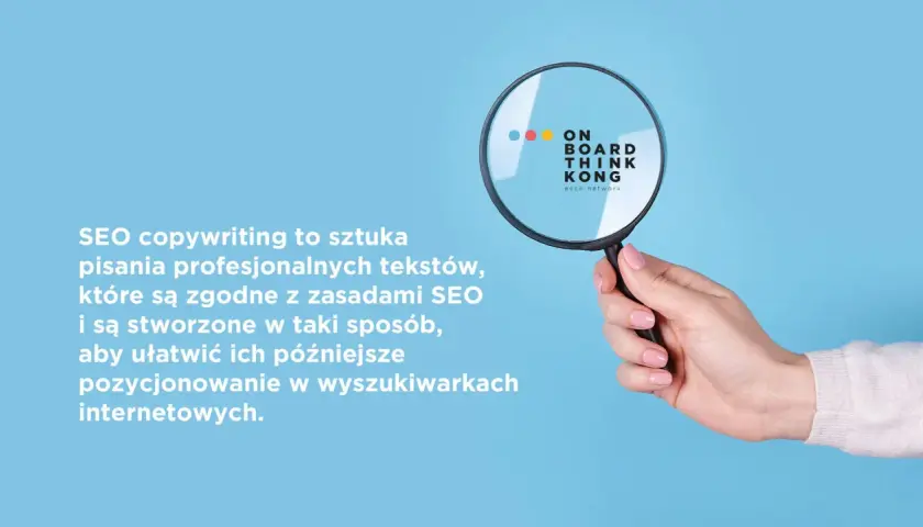 Dłoń z lupą bada tekst o SEO copywriting, podkreślając jego znaczenie dla pozycjonowania w wyszukiwarkach.