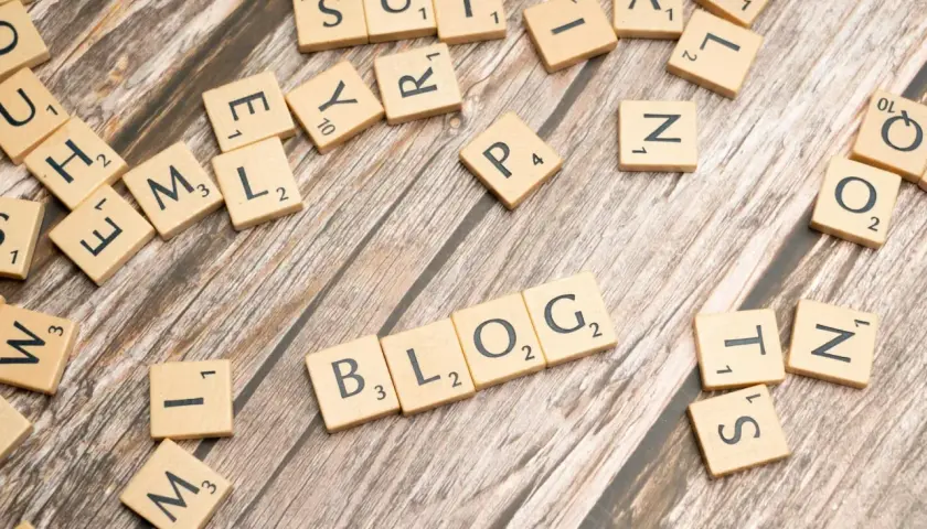 Litery układają się w słowo BLOG, sugerując, jak założyć bloga i zarabiać.
