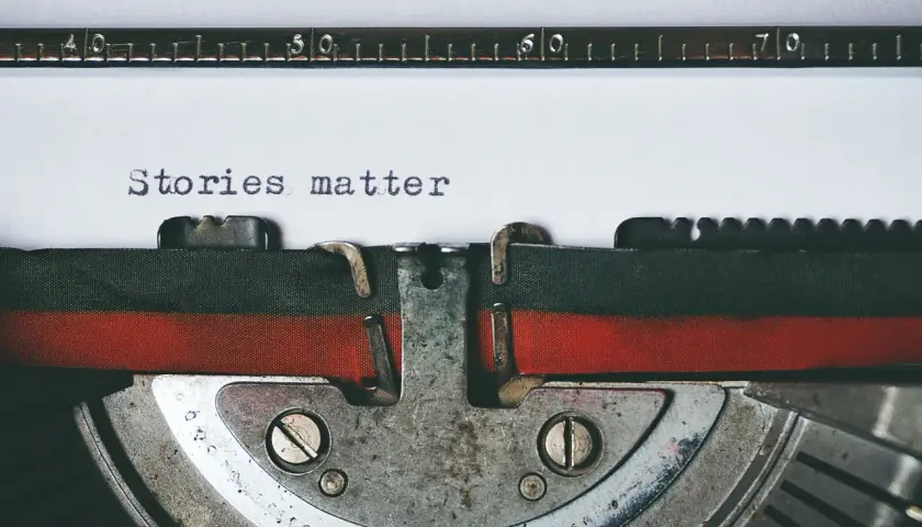 Maszyna do pisania z napisem "Stories matter". To esencja marketingu narracyjnego – opowieści mają znaczenie.