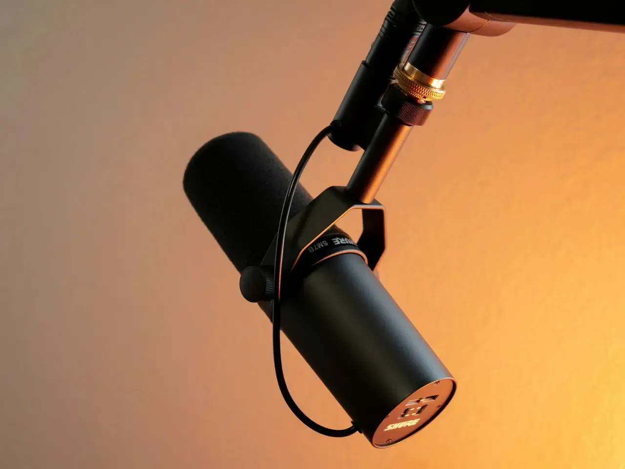 Profesjonalny mikrofon studyjny, idealny do nagrywania podcastów. Dowiedz się, podcasty co to i jak zacząć swoją przygodę z tworzeniem treści.