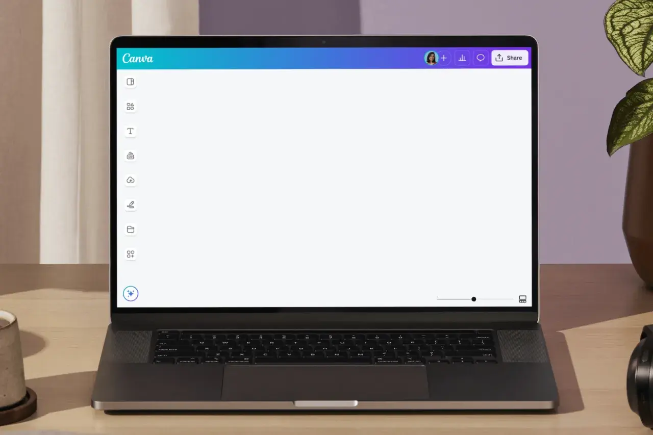 Laptop z otwartym interfejsem Canva. Zastanawiasz się, canva co to? To proste narzędzie do tworzenia grafik.