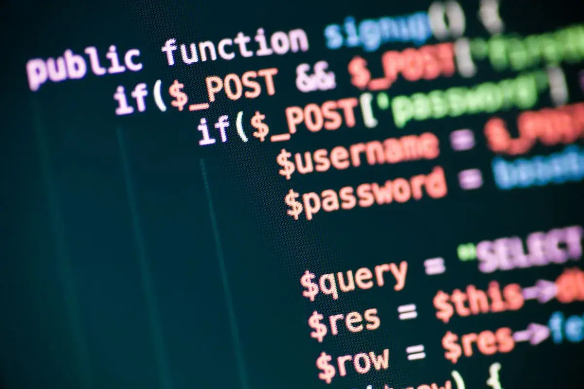 Fragment kodu PHP, pokazujący logikę logowania. To jest właśnie php, co to jest - język skryptowy do tworzenia stron internetowych.