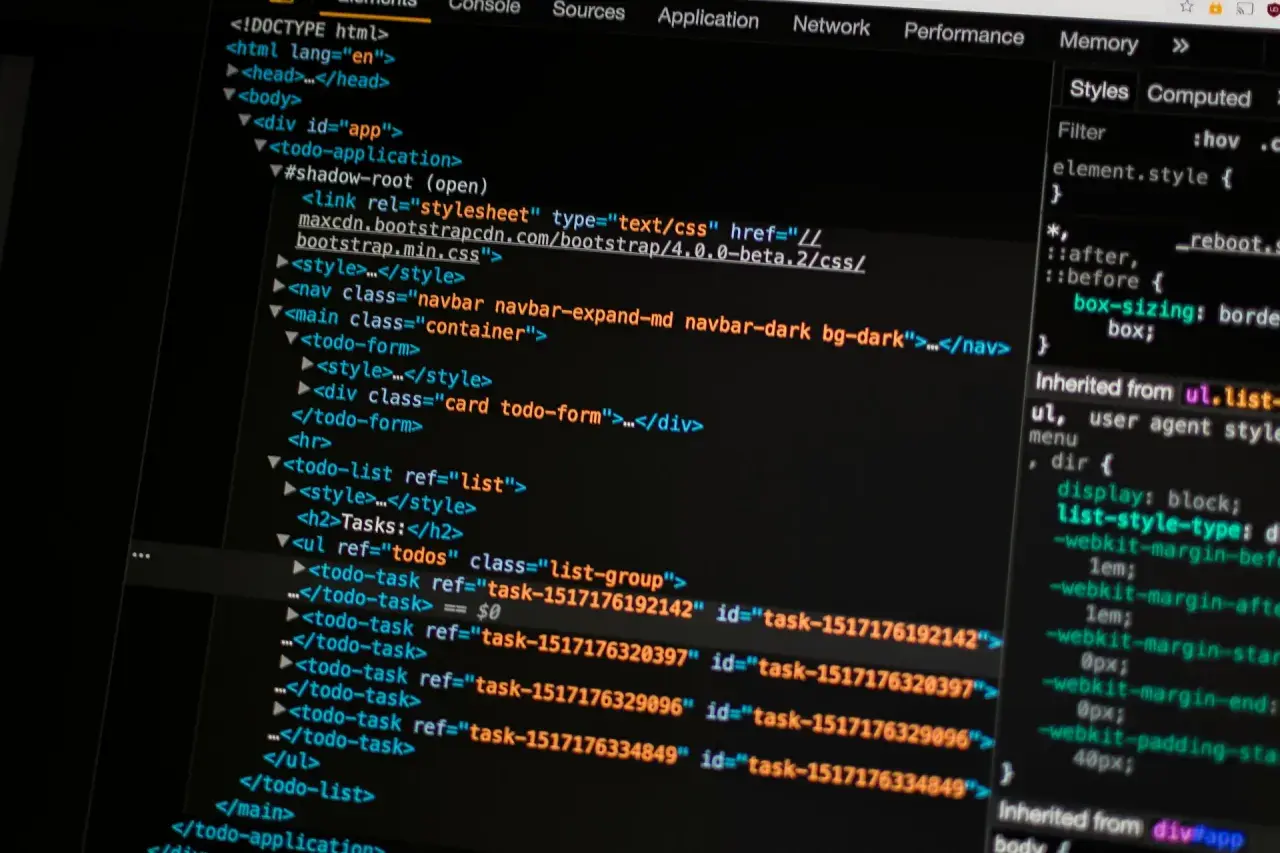 Kod HTML z linkiem do pliku CSS Bootstrap. To pokazuje, bootstrap to framework ułatwiający tworzenie responsywnych stron.