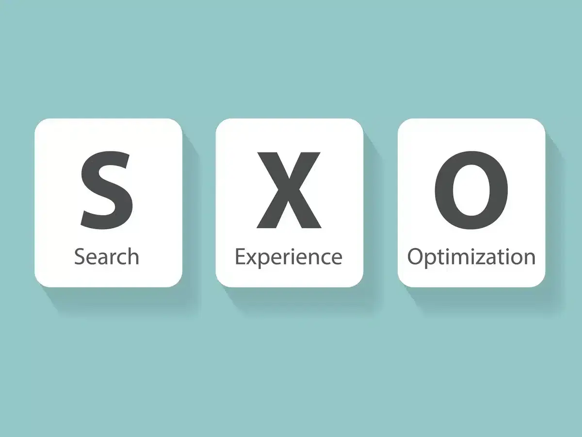 SXO co to? To Search Experience Optimization. Trzy białe kafelki z literami S, X, O i ich rozwinięciami.
