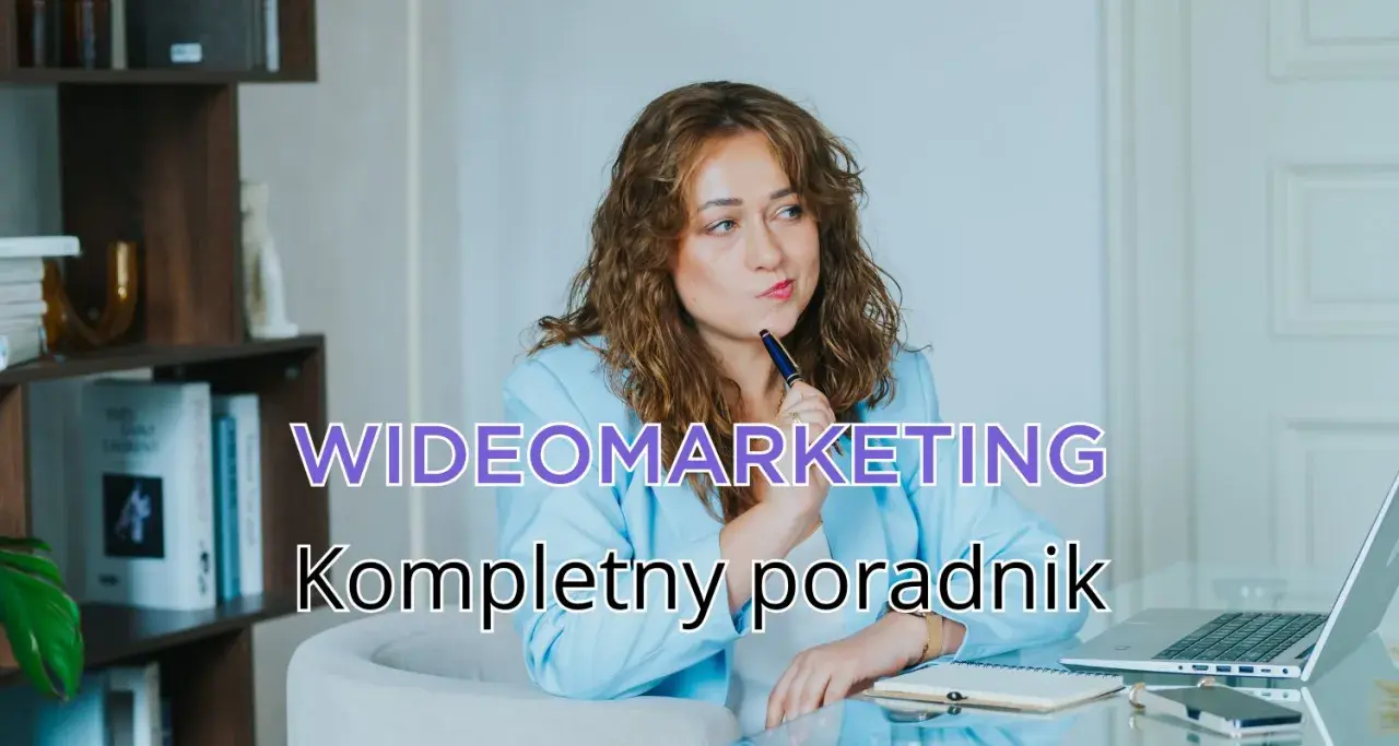 Kobieta z długopisem zastanawia się nad strategią videomarketingu. Na biurku laptop i notatnik.