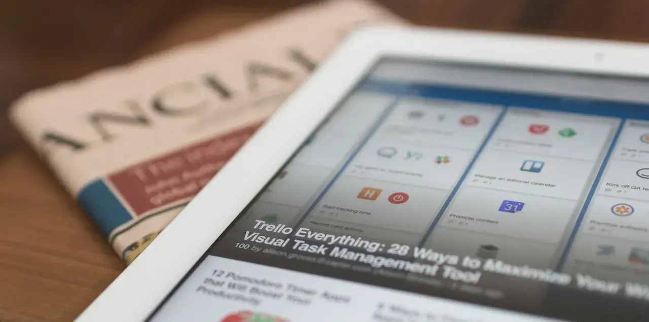 Gazeta "Financial Times" obok tabletu z artykułem "Trello Everything: 28 Ways to Maximize Your Workflow". Czy to click bait?