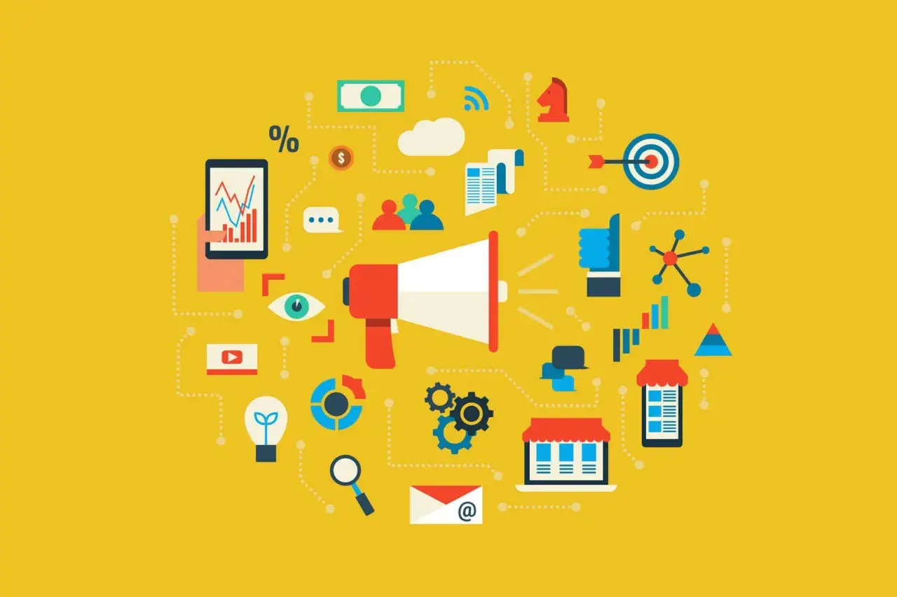 Grafika przedstawia koncepcję marketingu cyfrowego, gdzie symbole takie jak megafon, wykresy, ikony social media i pieniądze tworzą sieć. To wizualizacja efektywnego recyklingu treści w kampaniach.