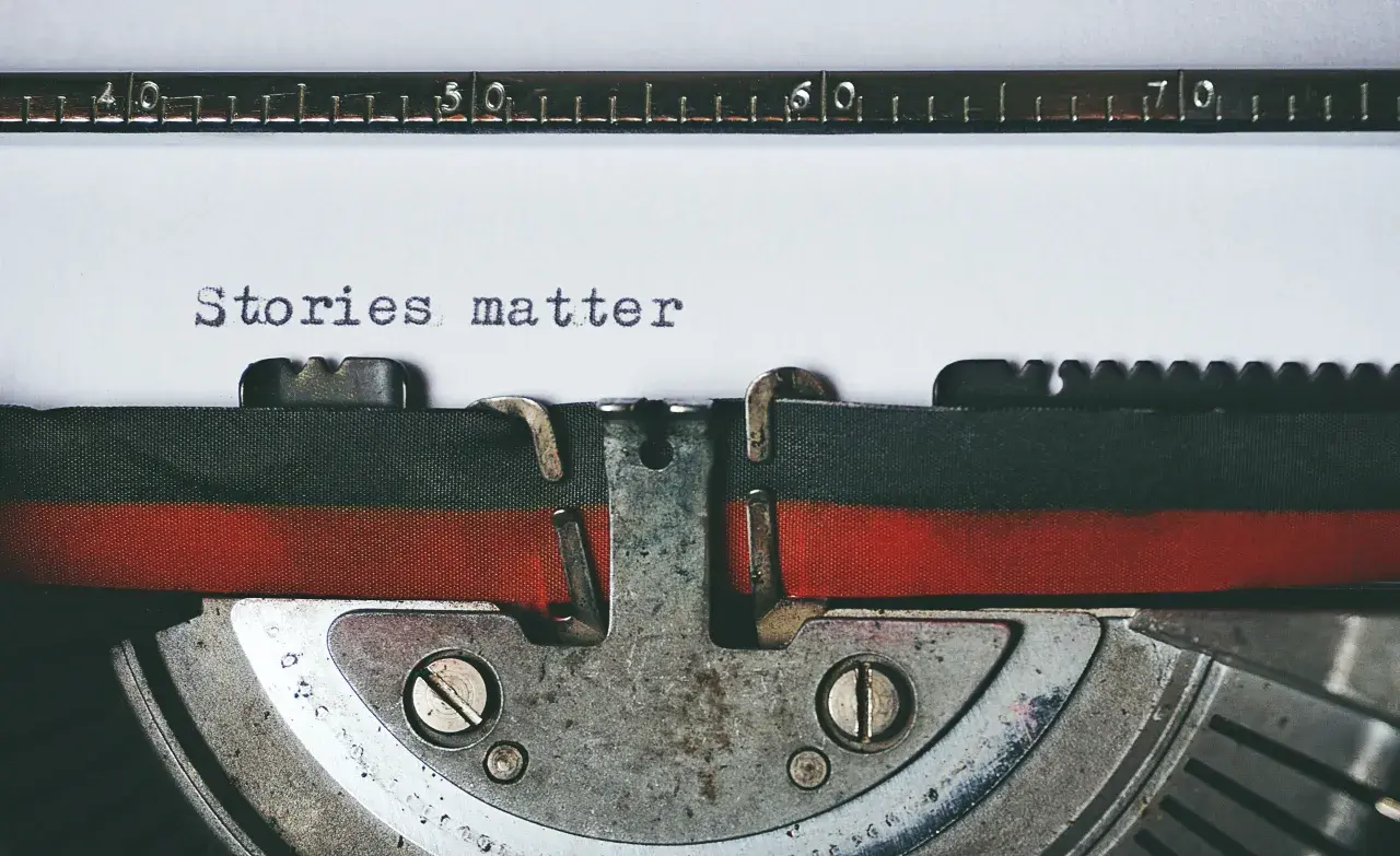Maszyna do pisania z napisem "Stories matter". To esencja marketingu narracyjnego – opowieści mają znaczenie.