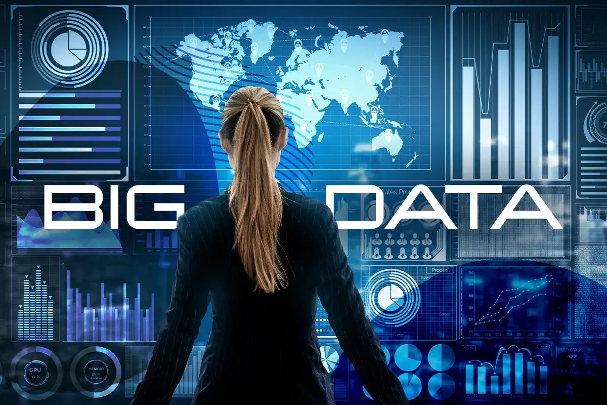 Kobieta analizuje wykresy i mapę świata na ekranie, gdzie widnieje napis BIG DATA.