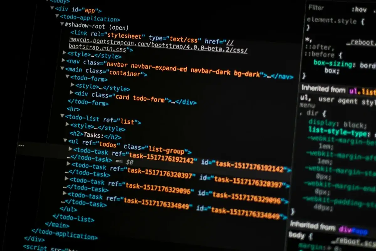Kod źródłowy aplikacji webowej, pokazujący strukturę HTML i fragmenty CSS. Widoczne elementy listy zadań, nawigacji i stylów. To jest przykład, html co to jest.