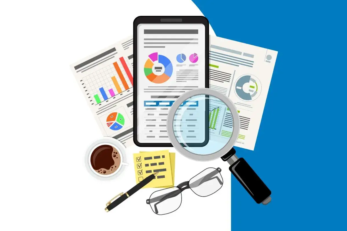 Analiza danych i raportów, lupa, smartfon, okulary i kawa. Kluczowe elementy do optymalizacji techniczne seo.