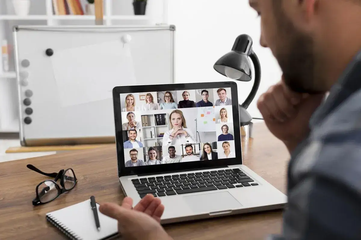 Uczestnicy wideokonferencji na ekranie laptopa. To jest właśnie webinarium co to jest &ndash; spotkanie online z wieloma osobami.
