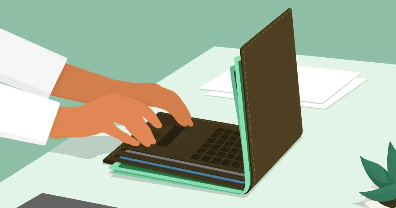 Dłonie piszą na laptopie, tworząc nowy wpis na bloga.